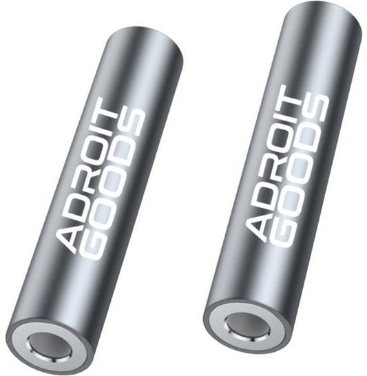 Twee zilverkleurige metalen buisjes met AdroitGoods logo in witte letters duidelijk zichtbaar