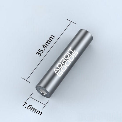 Grijze cilindervormige metalen batterij met Afmetingen 35,4 mm bij 7,6 mm en merknaam AdroitGoods