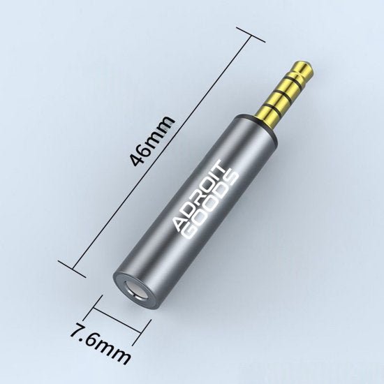 grijze metalen audio adapter met gouden stekker van 46mm lang en 7,6mm breed