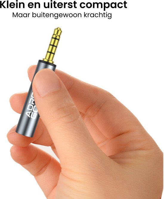 Hand die klein en compact apparaatje met gouden audiopoort vasthoudt tegen witte achtergrond