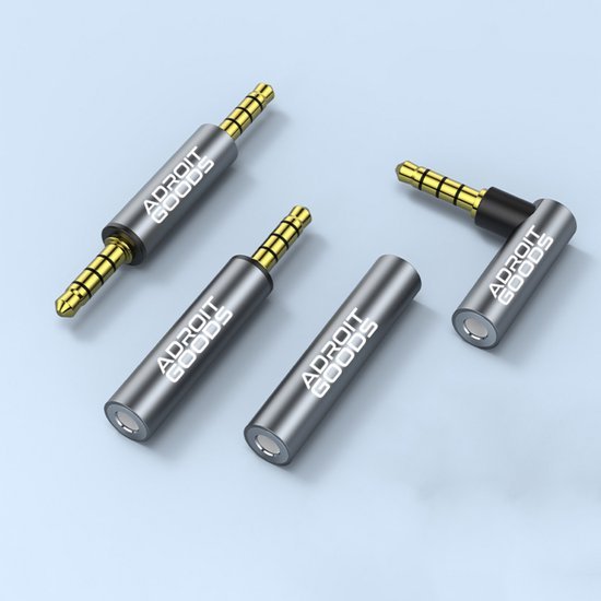 Vier verschillende zilverkleurige audioadapters met goudkleurige stekkers en AdroitGoods logo geïllustreerd