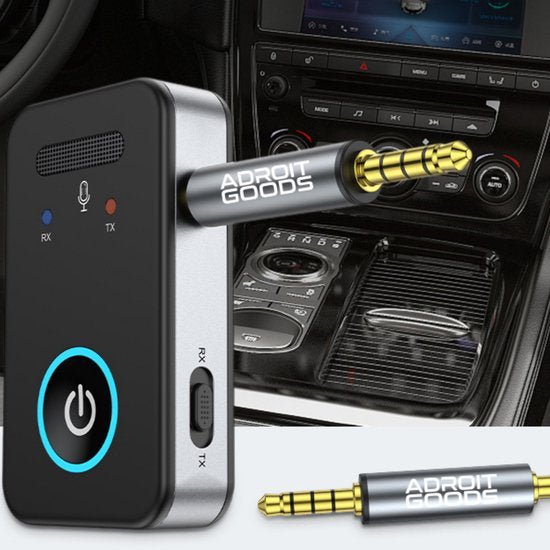 Zwart draadloos audioapparaat met ronde aan-uitschakelaar en Adroit Goods 3,5mm stekker in auto