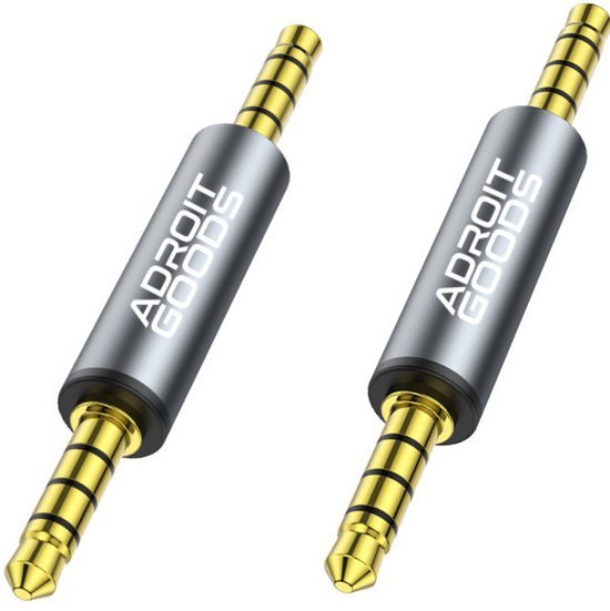 Twee zilverkleurige audio-adapters met goudkleurige stekkers en AdroitGoods-logo's.