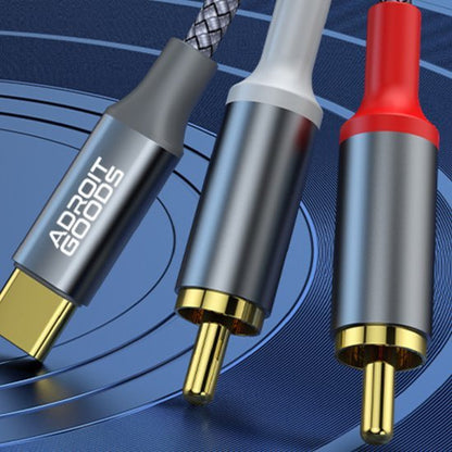 Close-up van drie audiokabels met gouden connectoren en kleurrijke behuizingen op een blauwe achtergrond