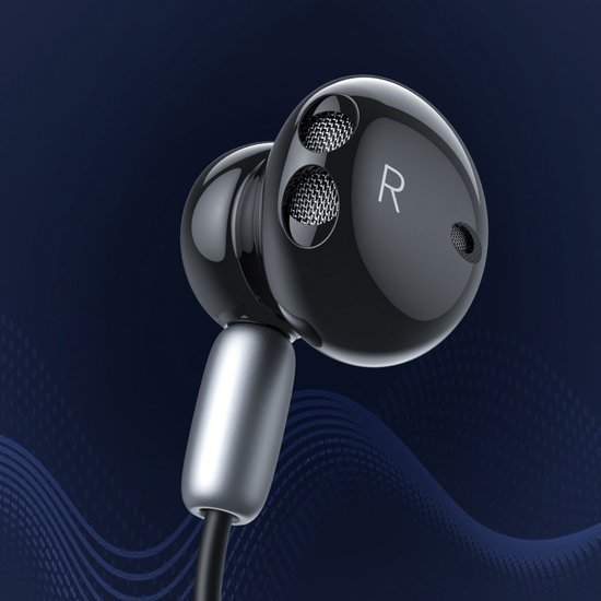 zwarte draadloze oordop met rechterkant en metalen mesh details tegen donkere achtergrond