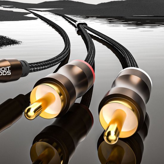 Close-up van gouden audio-connectoren met zwarte gevlochten kabels op een glanzend oppervlak