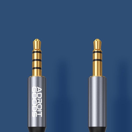 Twee gouden audiojacks met zilveren behuizing en witte tekst Adroit Goods op blauwe achtergrond