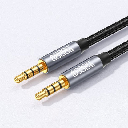 zwarte audiokabel met goudkleurige stekkers en zilverkleurige behuizing met AdroitGoods logo