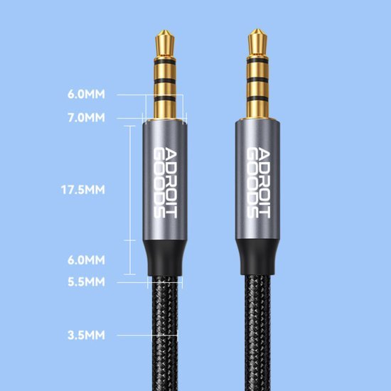 Twee AdroitGoods audiojack kabels met metalen behuizing en maathoeveelheden op blauwe achtergrond