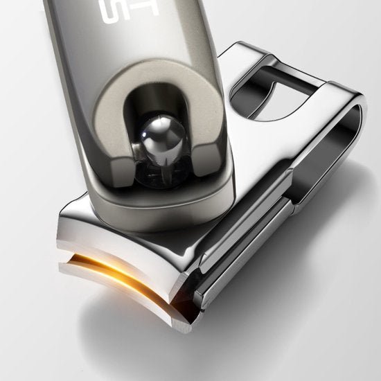 Dichtbij gefotografeerde moderne metalen nagelknipper met glad design en glanzende afwerking.