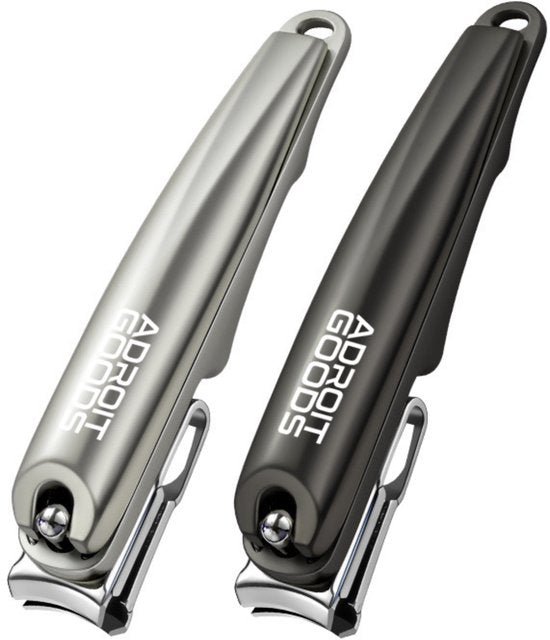 Twee nagelknippers in metalen behuizing, één zilver en één zwart, met AdroitGoods logo.