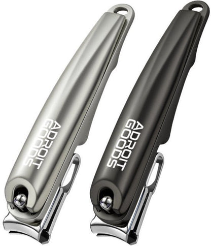 Twee nagelknippers in metalen behuizing, één zilver en één zwart, met AdroitGoods logo.
