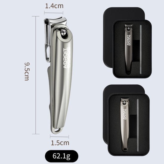 zilvergrijze nagelknipper met afmetingen en gewicht naast twee varianten in zwarte etui