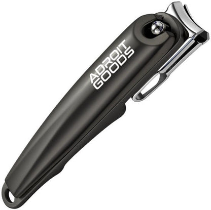 zwarte nagelknipper met zilveren metalen onderdelen en wit logo erop