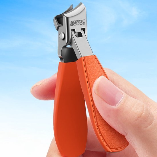Hand houdt oranje nagelknipper vast met blauwe lucht op achtergrond, AdroitGoods logo zichtbaar