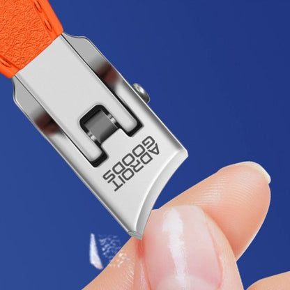 roestvrijstalen nagelknipper met oranje handgreep houdt een nagel vast tegen blauwe achtergrond