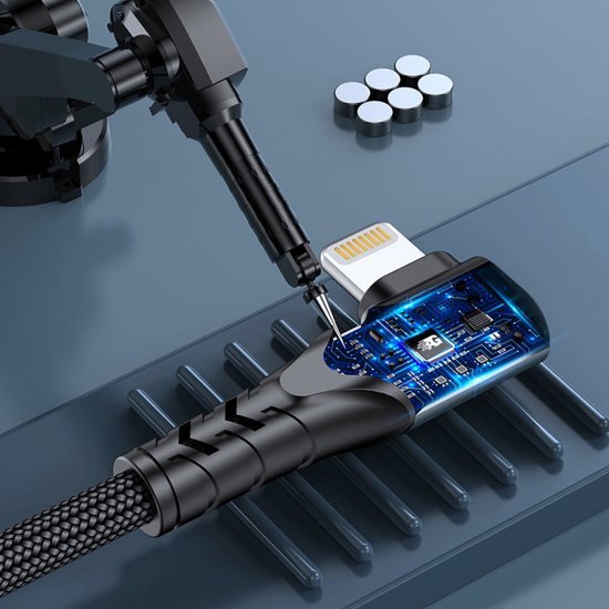 Technische close-up van een oplaadkabel met zichtbare interne elektronica en een robotarm in actie