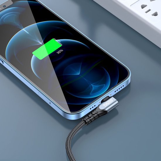 Smartphone met een laadkabel verbonden en zichtbaar batterijniveau van 90 procent op scherm