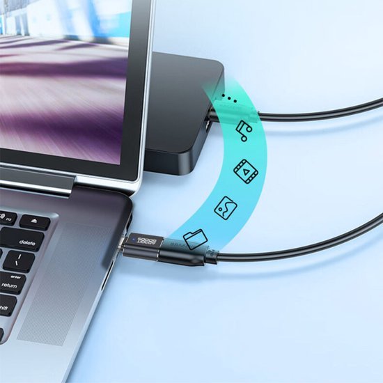 Zwarte USB-kabel aangesloten op laptop met pictogrammen voor muziek, video en documenten