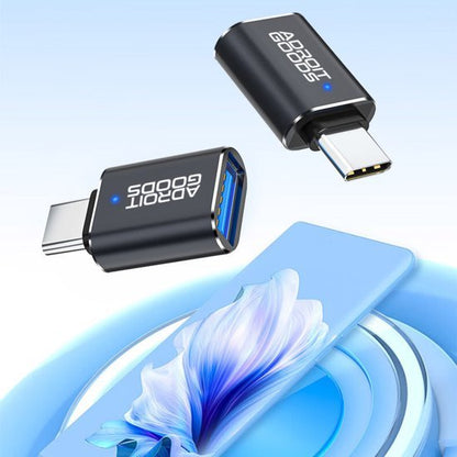 zwarte USB-C naar USB-A adapter met blauw LED-lampje en merknaam Adroit Goods zichtbaar