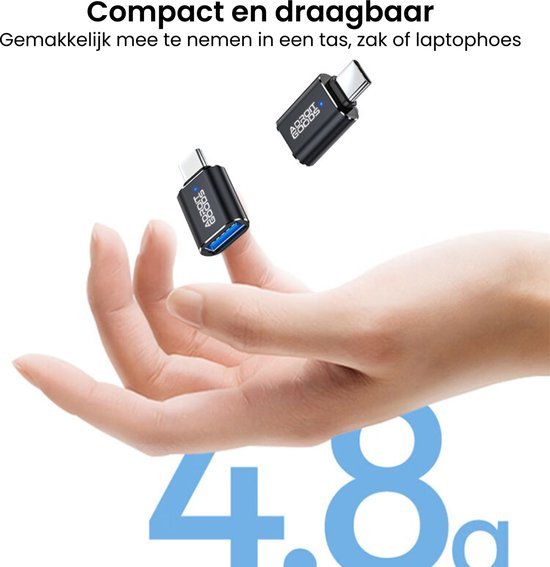 Hand houdt twee compacte, draagbare zwarte adapters met blauwe USB-ingang vast.