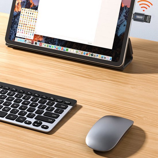 draadloos toetsenbord en muis naast tablet op houten bureau met wifi dongle
