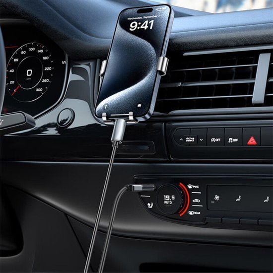 Smartphonehouder met oplaadkabel bevestigd aan auto ventilatierooster en dashboardbediening