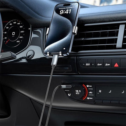 Smartphonehouder met oplaadkabel bevestigd aan auto ventilatierooster en dashboardbediening