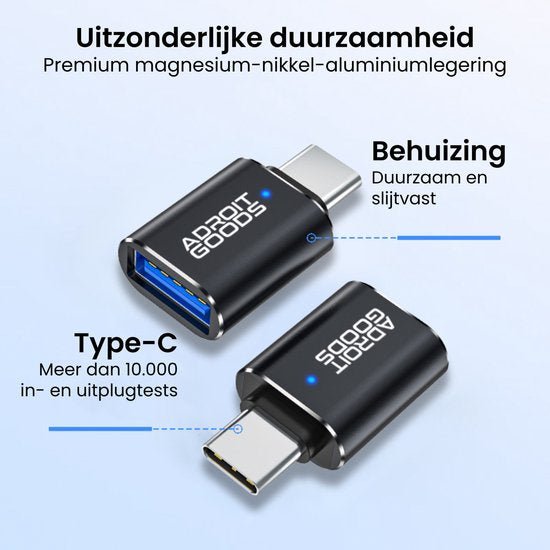 Zwarte duurzame USB-adapter met Type-C en lichtblauwe details, gemaakt van aluminiumlegering