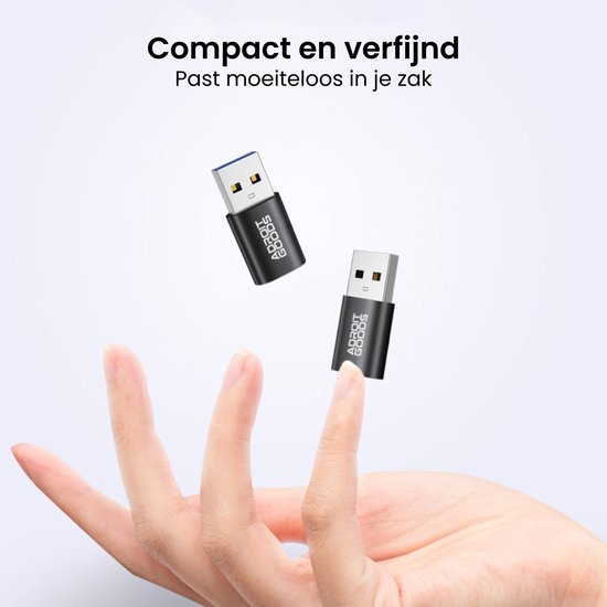 Twee kleine zwarte USB-adapters zwevend boven een hand tegen een lichte achtergrond