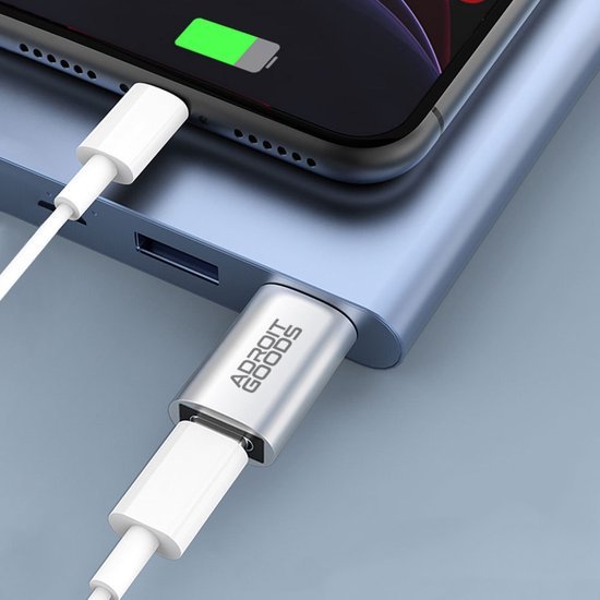 Draadloze powerbank met usb-poort en verbonden laadkabels voor smartphoneoplading