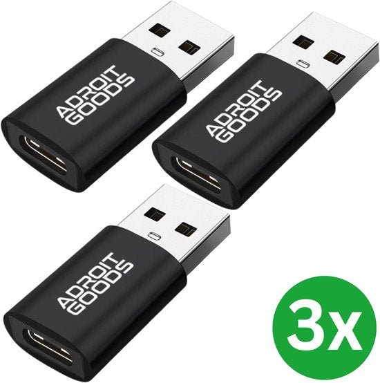 Drie zwarte AdroitGoods USB naar USB-C adapters met witte opdruk op witte achtergrond