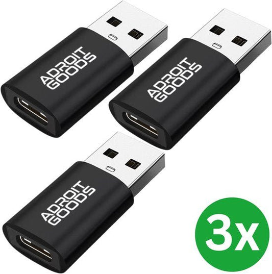 Drie zwarte AdroitGoods USB naar USB-C adapters met witte opdruk op witte achtergrond