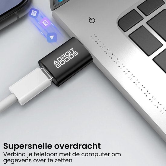 Zwart AdroitGoods USB-adapter die een witte kabel verbindt met een zilveren laptoppoort