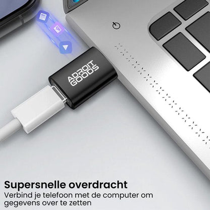 Zwart AdroitGoods USB-adapter die een witte kabel verbindt met een zilveren laptoppoort