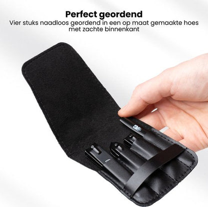Hand houdt open zwarte, zachte hoes met vier naadloze zwarte gereedschappen overzichtelijk gerangschikt