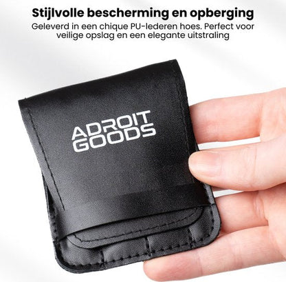 Hand die zwarte PU-leren beschermhoes met witte Adroit Goods-tekst vasthoudt voor veilige opslag