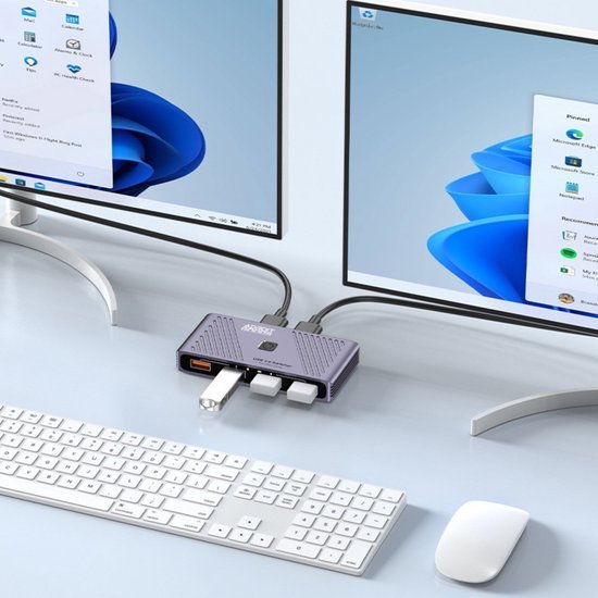 USB-hub met meerdere poorten aangesloten op twee computerschermen, toetsenbord en muis