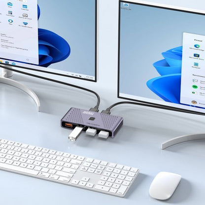 USB-hub met meerdere poorten aangesloten op twee computerschermen, toetsenbord en muis