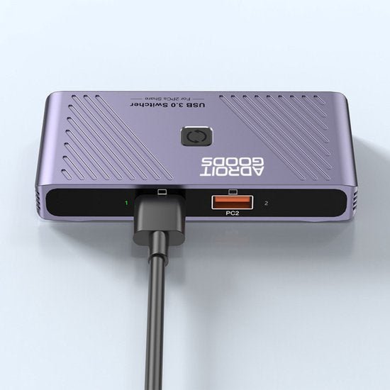 lichtpaarse usb 3.0 switch met aangesloten kabel en indicatorlampjes voor pc-selectie