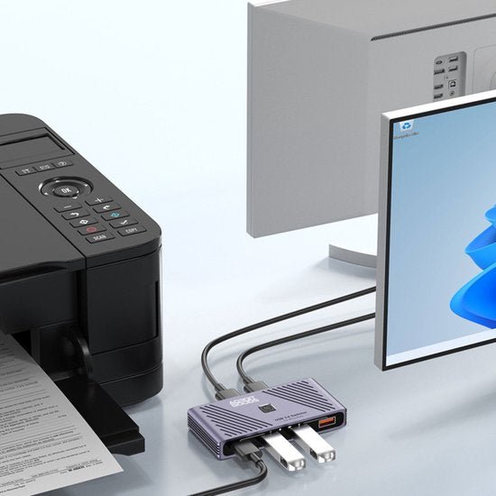 usb-hub aangesloten op computer met drie apparaten en een printer op een bureau