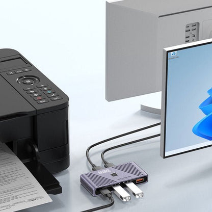 usb-hub aangesloten op computer met drie apparaten en een printer op een bureau