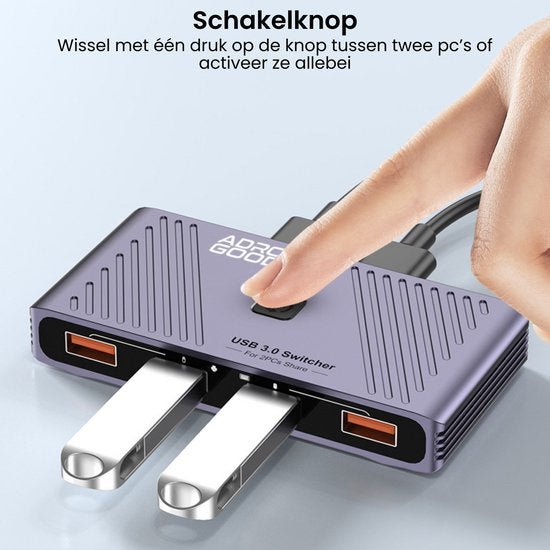Hand drukt op knop van USB 3.0 switcher met twee USB-sticks aangesloten