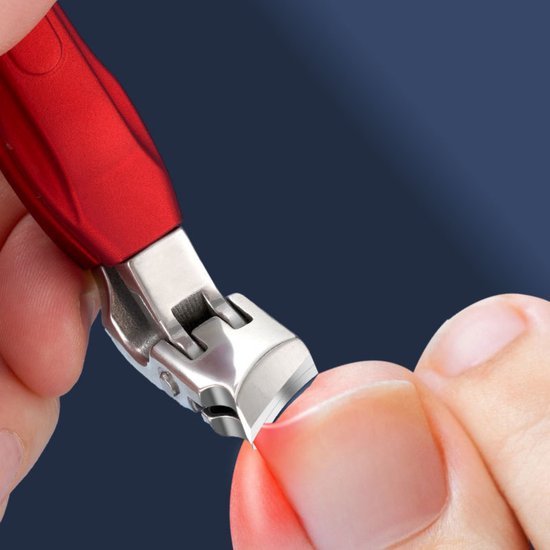 Nailknipper met rood handvat wordt gebruikt om een nagel strak en precies te knippen.
