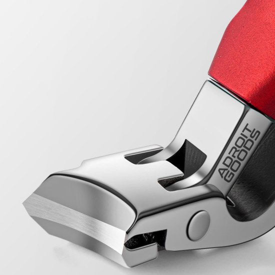 close-up van een metalen gereedschap met rood en zwart handvat en Adroit Goods merknaam