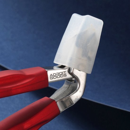 Rode tang met beschermhoes en Adroit Goods logo tegen een blauwe achtergrond