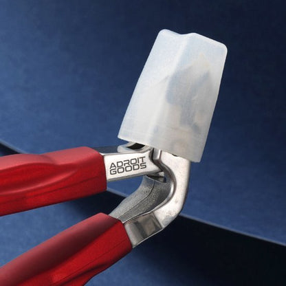 Rode tang met beschermhoes en Adroit Goods logo tegen een blauwe achtergrond