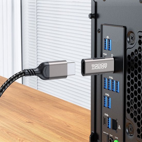 USB-C kabel die wordt aangesloten op een zwarte metalen achterkant van een computerpoort