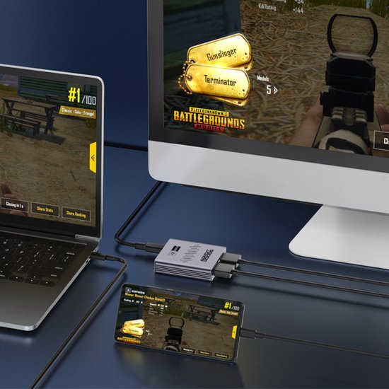 Laptop, smartphone en desktop met gamebeelden verbonden via een wit verbindingsapparaat