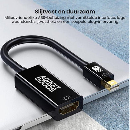 Zwarte AdroitGoods kabeladapter met gladde afwerking en duurzame ABS-behuizing op laptop.